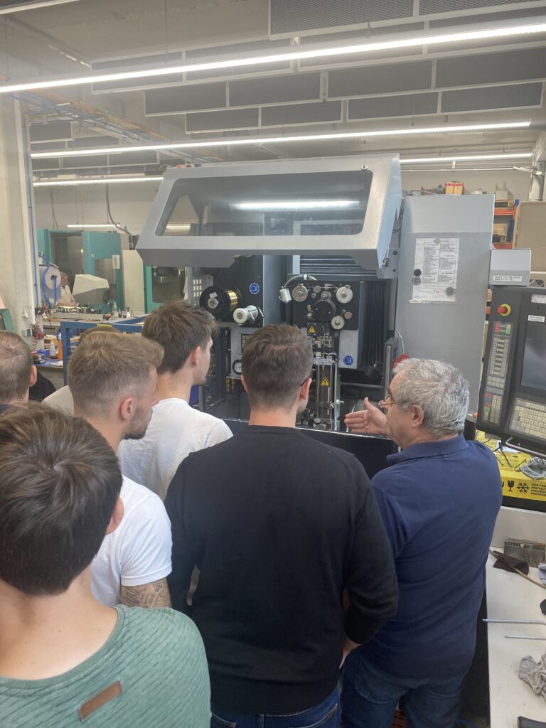 Maschinenbautechniker Maschinenbautechniker vor der Drahterodiermaschine