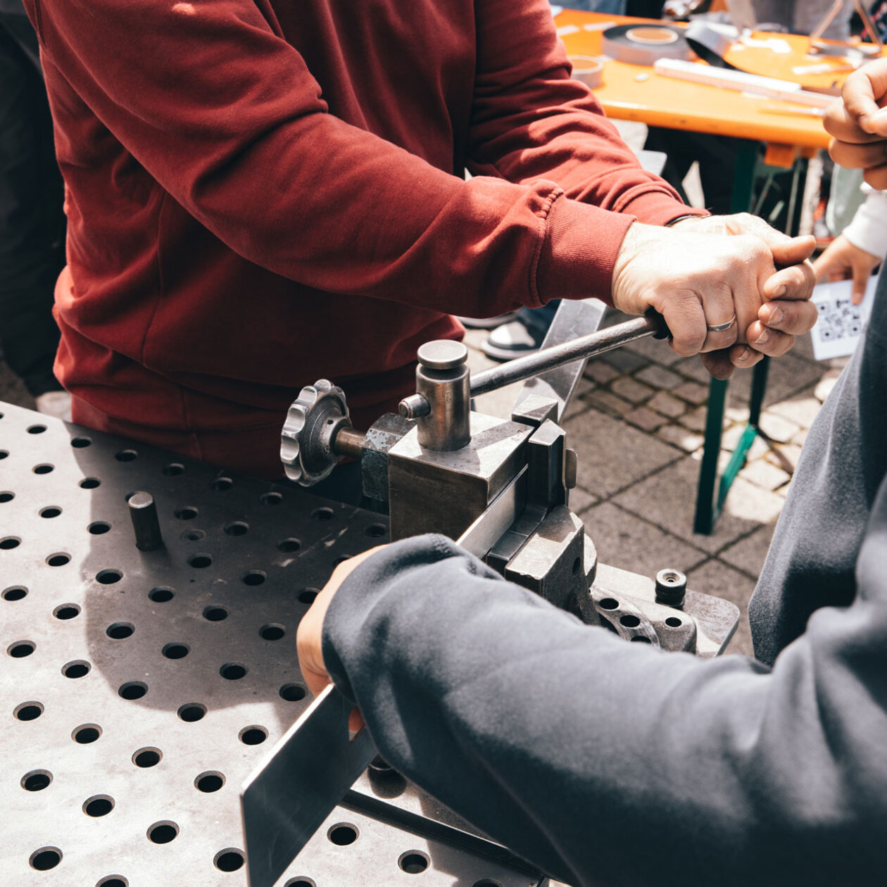 Handwerkertag Konstanz Kind an einer Biegemaschine